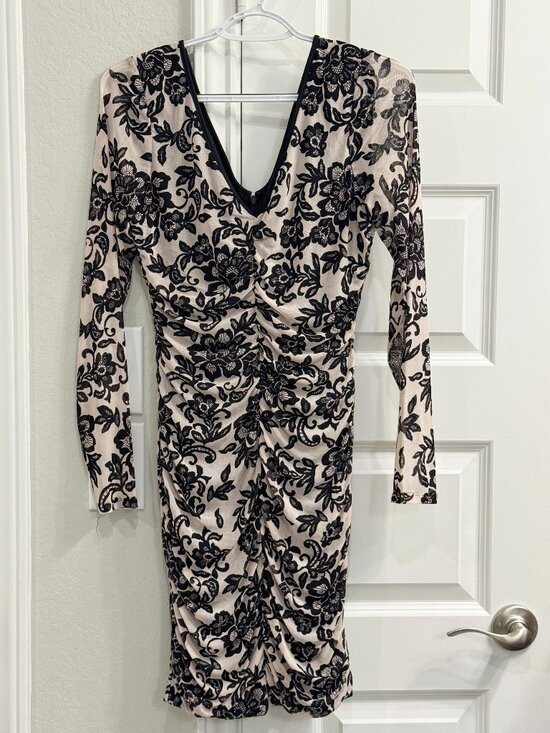 Guess Dresses & Skirts - GUESS Floral ruched long sleeve V-neck dress